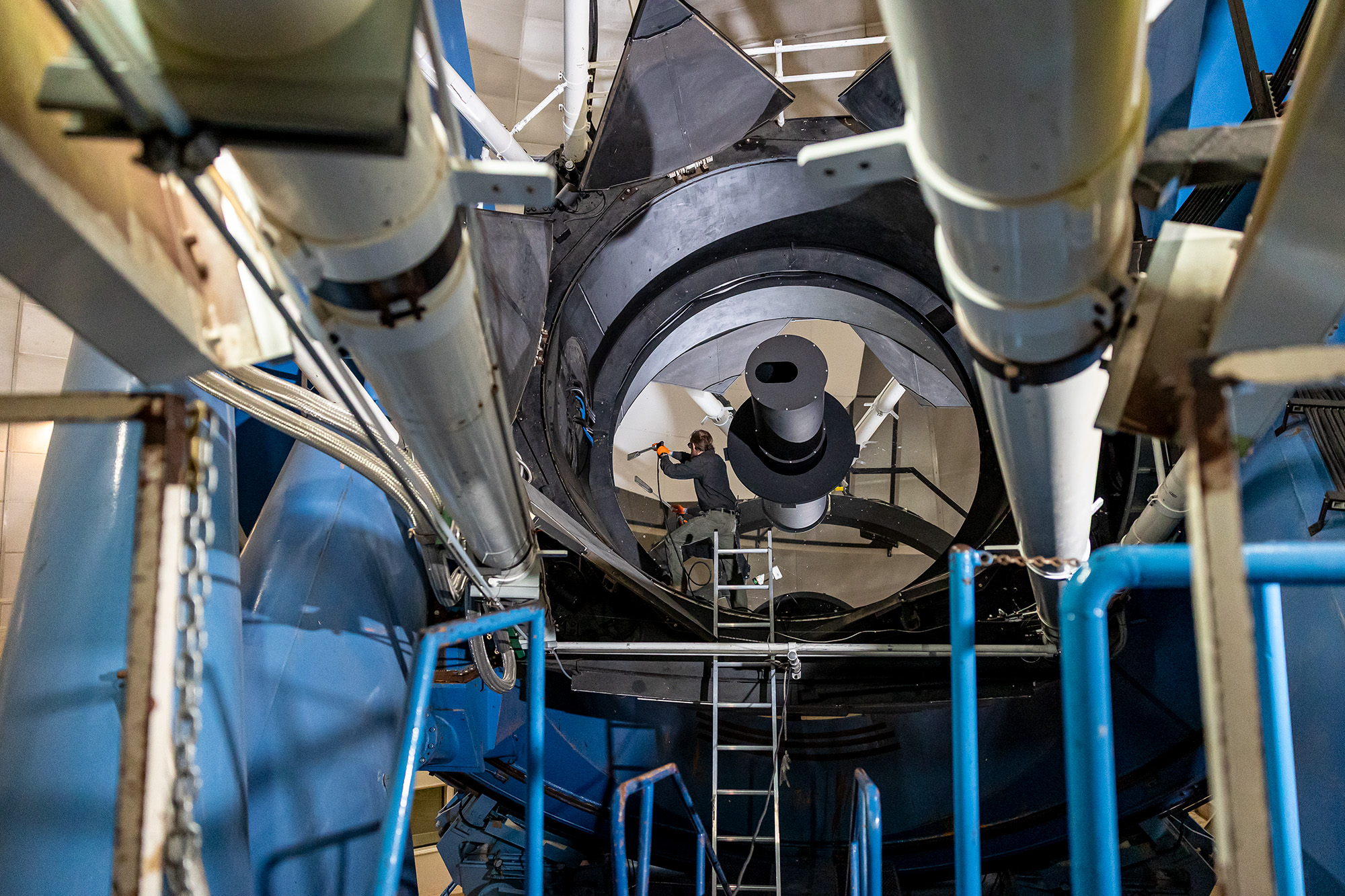 Mechanical technician William DiVittorio performs a carbon dioxide cleaning on the mirror of the Mayall Telescope, where DESI operates.